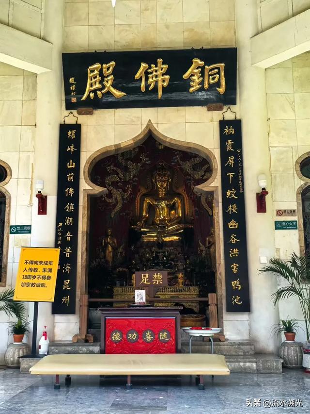 在昆明圆通寺，一堵朱墙隔开了两个世界