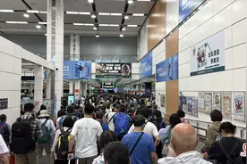 口岸直击！香港假期港人北上游火热 赴粤各地巴士点排长龙！图片