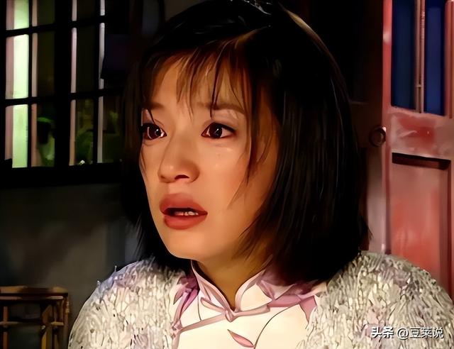 面相又变了！49岁赵薇广东吃饭，又老又瘦没架子，却再无回头路走