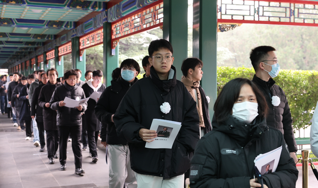 杨振宁葬礼：翁帆哭到眼通红，74岁长子缺席，孙辈抱遗像送行