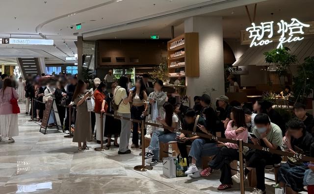 国庆放假首日：人人欢庆，却出现5个“反常现象”，与往年大不同