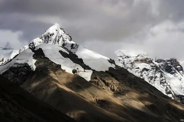 雪山“升龙”烟花后，全网吵翻天，当地人在默默捡垃圾！