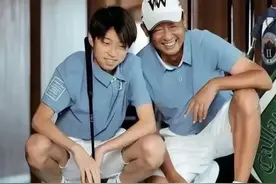 56岁“情场浪子”王志文近况,富婆娇妻年轻漂亮,与15岁儿子像爷孙图片