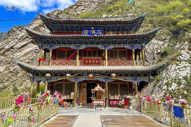 祁连山峡谷深处藏着一座石佛寺,内无金身佛像却嵌于岩壁之上千年