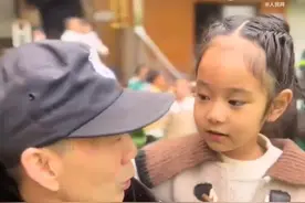 暖！幼儿园保安能叫出全园小朋友名字图片