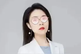 家长做局拍老师收五粮液后续：老师被扒，教育局介入，网友热议！图片