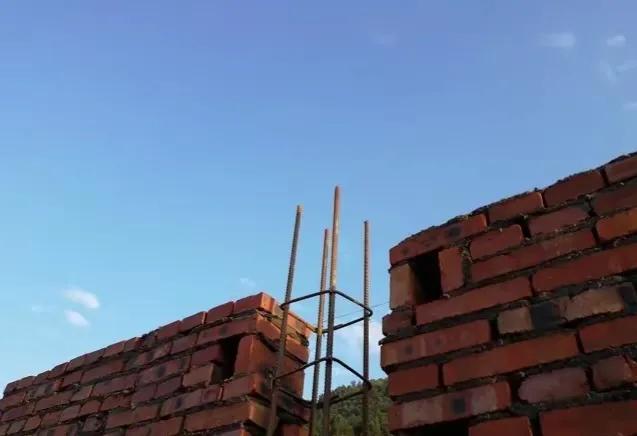 东邻建房高出他家1米，他要动粗，妻子按住说，东邻会后悔的