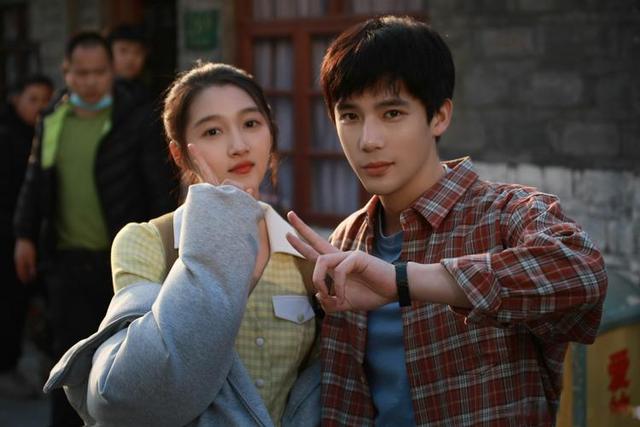 与鹿晗分手传闻七个月后，关晓彤成功破局，高调官宣喜讯全网恭喜