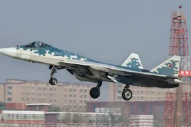 苏57降落太原机场，无外挂也不担心隐身性能曝光，真自暴自弃了？图片