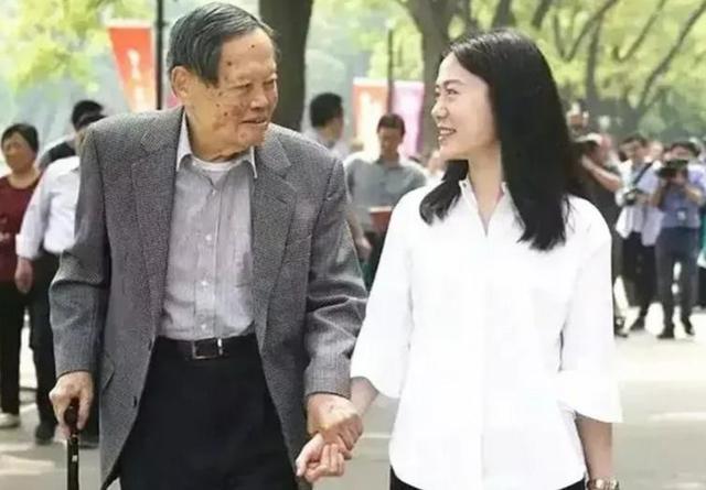 演都不演了！杨振宁去世仅7天，恶心的一幕出现	，结局大快人心