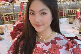 李湘带女儿参加晚宴，15岁王诗龄身穿大朵玫瑰礼服，打扮精致富贵图片