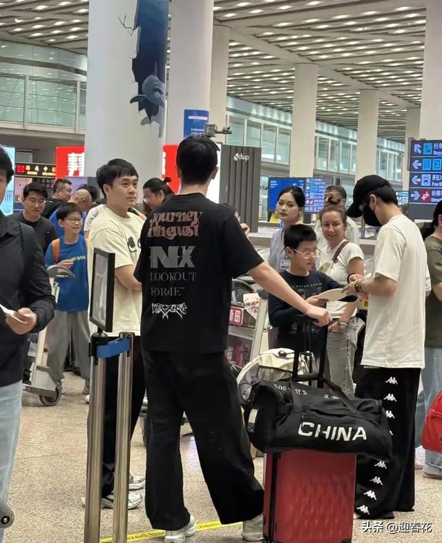 国乒回国抵达北京机场照，王曼昱被老奶奶包围，高远给小粉丝签名