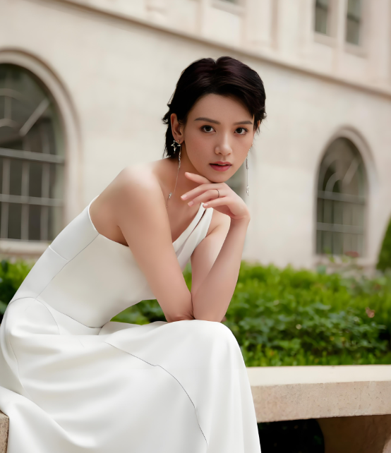 长得千娇百媚，奈何有个糙汉名，这5位被名字拖累的女星，太可惜​