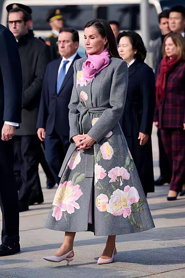 费利佩六世携王后抵达北京，莱蒂齐亚穿中式花朵外套，美丽有气质