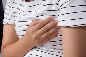 女性胸部大小和什么有关？胸部突然间“变大”，小心4种病！图片