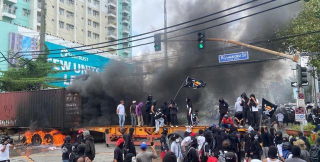 菲律宾彻底炸锅！民众怒吼：马科斯赶紧下台，让位杜特尔特女儿