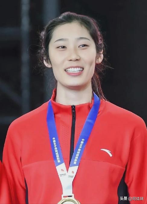 女排名将朱婷：身高1米98，父亲想让她嫁个比他高的，不嫁外国人