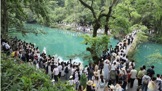 贵州彻底失守！全国游客“攻占”城邦，人潮汹涌，多个地区已沦陷