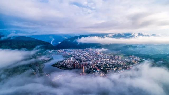 春秋假出逃天花板！成都1.5h直达，天全CityWalk强势来袭，打卡赢文创奖牌+狂炫美食！