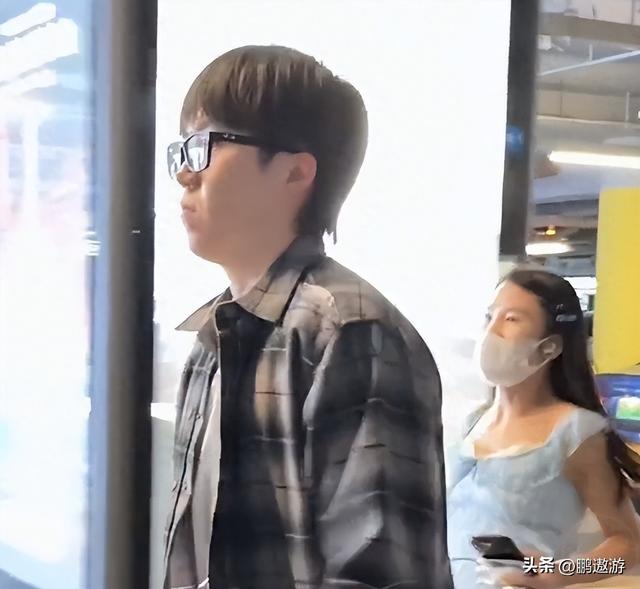 追着要王楚钦联系方式的女子曝光，45岁未婚，同事称想嫁成功人士