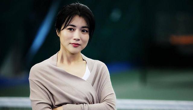 明明同一人，演完《人世间》演《利剑玫瑰》，她反差大差点没认出