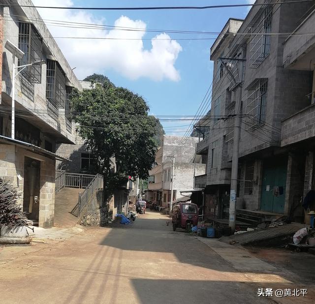 广西南宁市隆安县与崇左市天等县交界的小山村，有街道却没有赶集