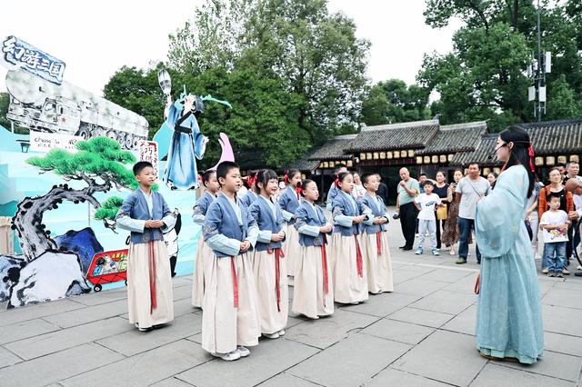 国庆中秋接待游客超82万，武侯祠以当代叙事重构文化坐标