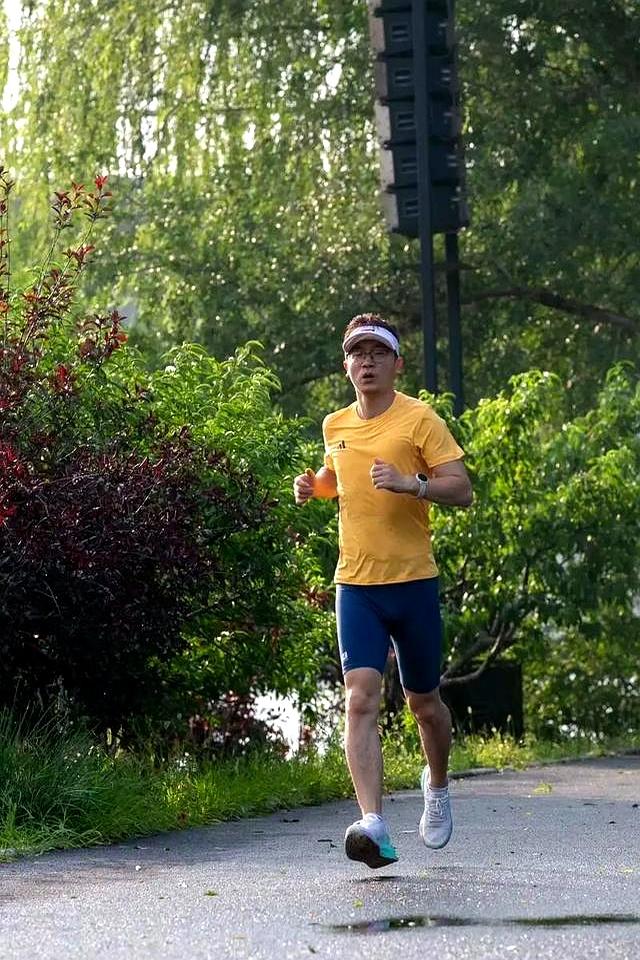 当中年男人开始频繁跑步	，不是健身，是这5个“无声告白”！