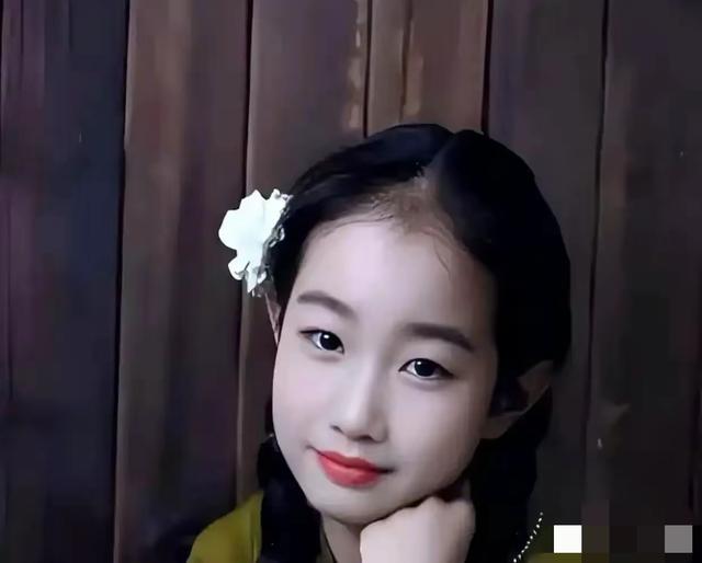辛柏青带17岁女儿寺庙祈福！女儿长的很像妈妈朱媛媛，李乃文陪着