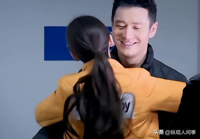 杨颖突然亮相芭莎，瘦成一把骨头腋下副乳却突出，人群中尴尬提胸