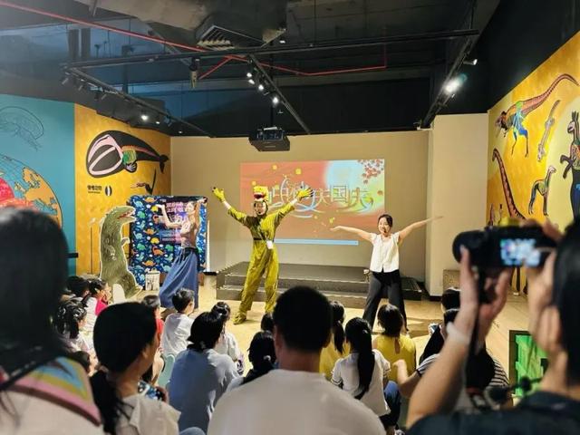正佳广场上演“月光下的艺术狂欢”，民乐巡游轮番登场