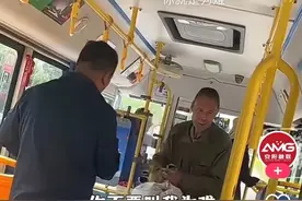 泪目，心寒！拾荒老人坐公交遭拒载，被赶下去仍面带笑容！图片