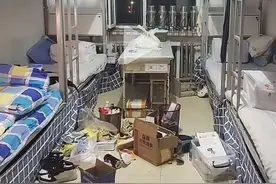 舍友们都回家过中秋节了只剩下男生一人独守宿舍，男生晚上不仅把宿舍打扫得干干净净，还帮舍友们整理了床铺图片