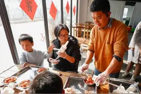 打年糕、摘草莓、灌香肠……松江这群萌娃花式寻年味图片