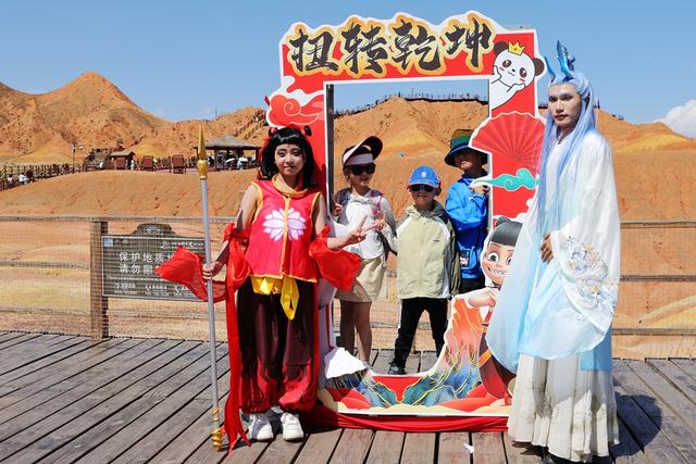 甘肃张掖：沉浸式演出燃爆七彩丹霞