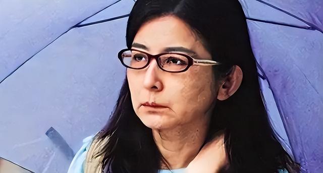 65岁天后终生未婚，无性无爱，流落街头无人问津，被母亲毁掉一生