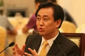 许家印河南老房子的现状：对联被撕，老树被砍，遗憾与挣扎图片