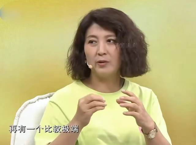 风向变了？央媒公开点名闫学晶，文案信息量大，32岁儿子也被连累