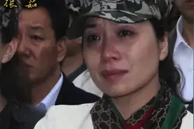 86年老山战场，亲吻临终士兵的女战士张茹，29年后去他墓前探望图片