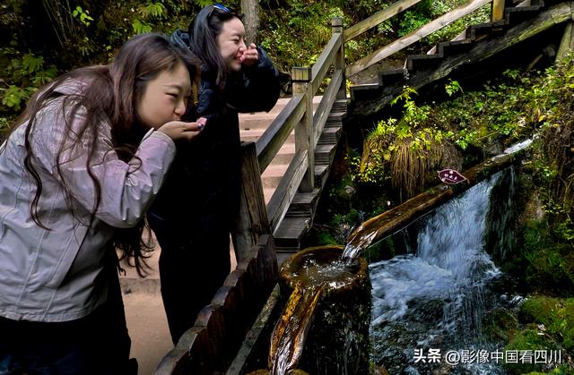 四川牟尼沟：扎嘎瀑布引客来