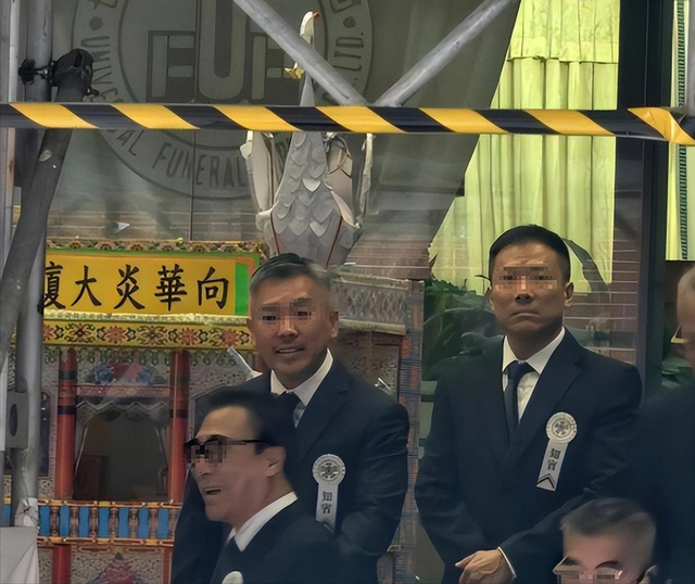 向府治丧现场大批警员戒备！向太向佐露面，遗嘱分配曝光出乎意料