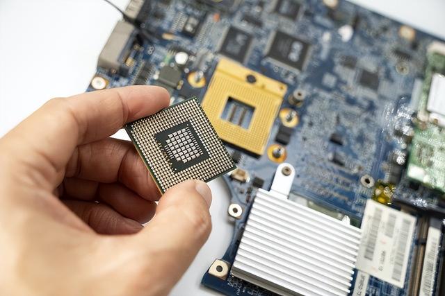光子冷却PK液冷！降IT能耗40%，AI算力或提50%