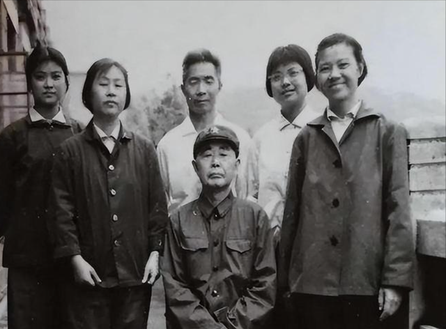 21兵团司令降为军长，55年又被拟授少将，毛主席大怒：少将改上将