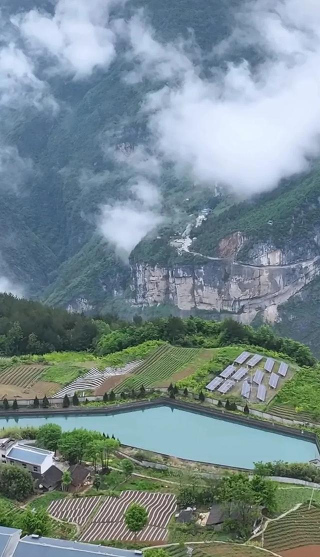 悬崖上“抠”出的生命之路！村民徒手凿山，如今成自驾天花板！