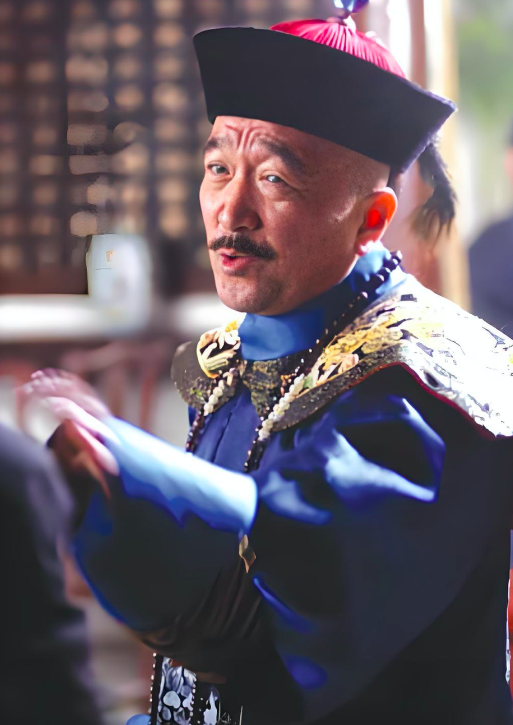 李保田54岁儿子中年叛逆，纹花臂打耳钉戴佛珠，回应：父在不留须