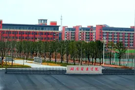 湖南医药学院：本科医药类分数低图片