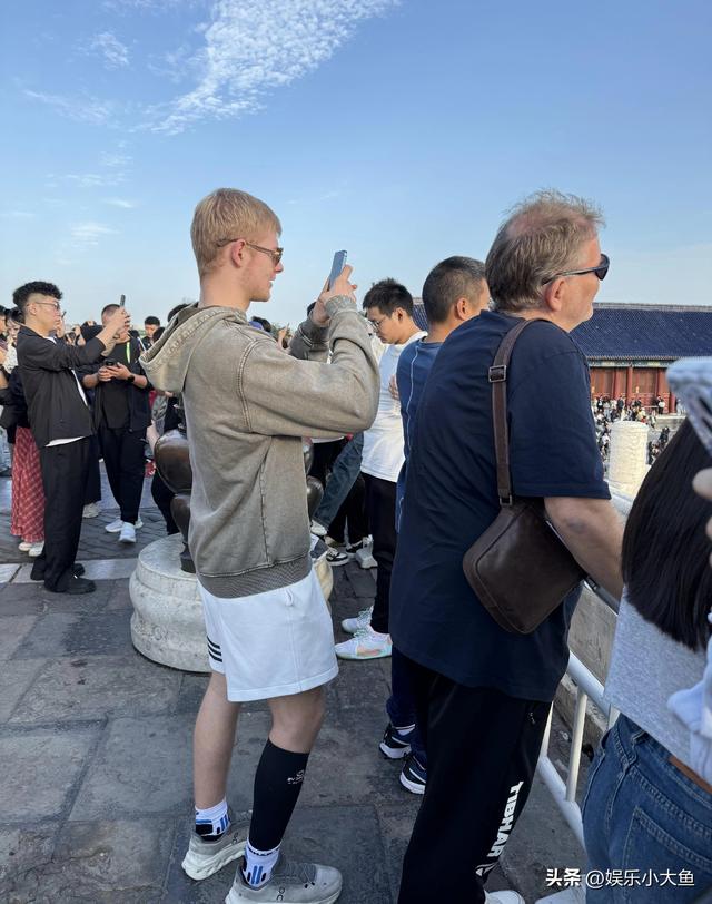 网友天坛公园偶遇小布，穿灰色卫衣戴着墨镜又酷又帅！