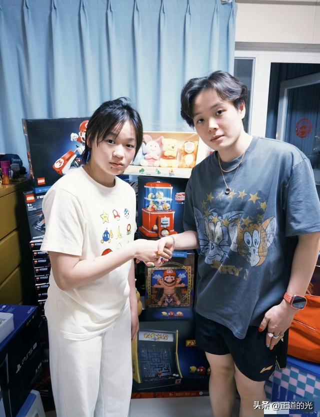 全红婵北京归队 与陈艺文司雅杰聚会 喝咖啡拍照笑容甜 欢声笑语不断