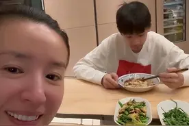 "母子温馨时刻：董洁烹饪佳肴，顶顶大快朵颐"图片