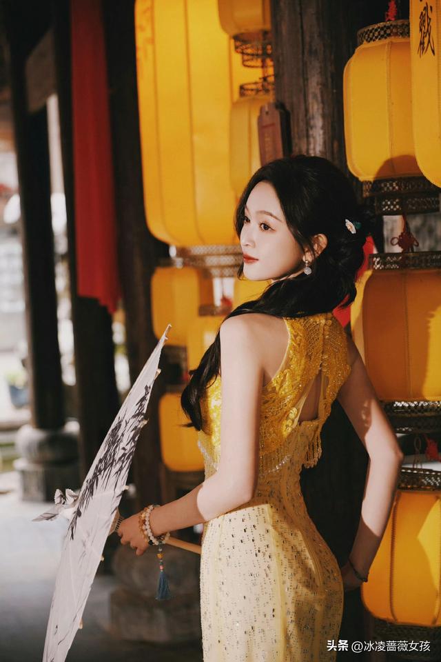 吴宣仪明黄旗袍，园林里的古典氛围感美人